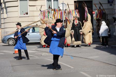 Kamnik so obiskali koranti iz Zamušanov pri Ptuju in v mestno jedro privabili nepregledno množico, željno ogleda tradicionalne pustne šege (3)